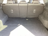ラゲッジルームの広さはもちろん、4:2:4分割可倒式シートバックにより、様々なシチュエーションに応じた使い方ができます。