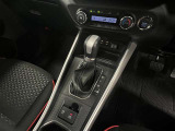 オートエアコンで車内はいつでも快適!シフトレバーはショートストロークで小気味良く操作できます!シーケンシャルシフトマチックでマニュアル感覚での走行も可能!