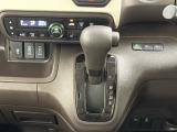 CVT車のセレクトレバーです。低速から高速まで、変速ショックのないスムーズな走りを実現するとともに、エンジン効率のよい領域を維持することで燃費にも貢献します。