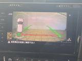 ギアをリバースに入れると車両後方の映像を映し出します。画面にはガイドラインが表示され、車庫入れや縦列駐車などの際に安全確認をサポートします。