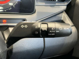 車外の明るさに応じでライトを点灯、消灯してくれるオートライト機能です☆お天気の良い昼間のトンネル走行などオートにしてると便利で安心です☆エンジン停止時にライトの消し忘れも無くなります☆