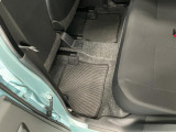 しっかりと汚れ、砂ぼこりを落とし足元まで清潔な車内空間を作り上げております♪