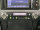 【左右独立型フルオートエアコン】運転席と助手席でそれぞれお好みの温度に設定可能。同乗者にも配慮した、快適な空調をお届け致します。