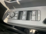 パワーウインドウスイッチです。全席オート機能付きです。