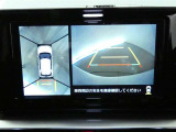 パノラミックビューモニターを装備。駐車場や交差点で周囲の安全確認をサポートします。