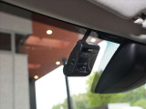 最近話題のドライブレコーダーを装着しています。交通事故やあおり運転の証拠品として画像が認定されています。不慮の出来事に遭遇した際に自分や家族の安全や潔白を証明するためにも必要なアイテムです★☆★☆