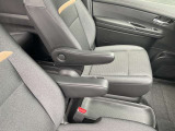 運転席と助手席にはひじ掛けが装着されていますので長時間のドライブ時にはとても役立ちます。