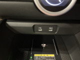 Qi対応のスマートフォンを置くだけで充電ができます。