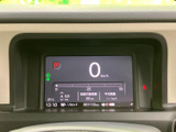 速度や燃料残量、外気温など、運転に必要な情報をひとつの画面で確認できます。表示がまとまっていて視線を向けた際に内容を把握しやすく、日々の運転を支えてくれます。