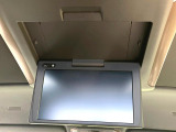 【12.1型フリップダウン】大画面モニターで後席でもエンタメをお楽しみいただけます。家族や友人とお出かけする機会が多い方に大人気です♪