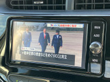 テレビ番組を画面で楽しめる装備を備えています。停車中の待ち時間などに映像を視聴でき、車内で過ごす時間を有効活用したい場面に便利です。操作部も画面脇にまとまり、選局時に確認しやすい配置です。