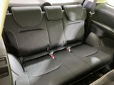 後席には横並びで座れるシートを備え、乗車人数に合わせて活用できます。ヘッドレストとシートベルトも確認でき、後方に座る方にも落ち着いて過ごしていただける空間です。