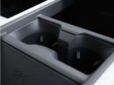 ドリンクをサッと置ける、使い勝手の良いドリンクホルダー。気になる使用感はなくきれいな状態です。