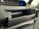 【インパネアッパーボックス】サッと取り出せてサッとしまえる、運転席の目の前にはボックスが装備されております!薄型のボックスティッシュなど収納可能☆