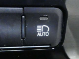 オートマチックハイビームとは、先行車や対向車のライトを認識し、ハイビームとロービームを自動で切り替える機能です。夜道の視界を確保します。詳細は販売店スタッフまでおたずねください。