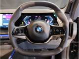【ハンドル】ドライバーとBMW車の一体感がダイレクトに伝わるステアリングホイール。形状・太さへの拘りに加えて、操作性を高める為にスイッチ類も配置。クイックかつ安定のドライビングを体感下さい!