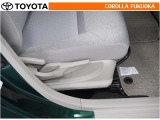 運転席シート上下アジャスター付き。ドライバーの背丈に合わせて調整できます。