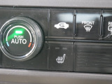 【シートヒーター】 雨の日などの冷えた車内でも、シートから冷えた体をじんわりと暖めてくれます。