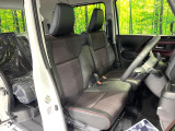 運転席まわりには十分なスペースがあり、大柄な方でもゆったり運転していただける環境です。