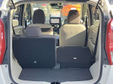 後席を倒せばさらに広いスペースの出来上がり♪長い荷物も載せやすくなります!