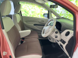 明るい色調でまとめられた運転席まわりは、前方や左右の様子を確認しやすい開放的な空間。座面と背もたれにゆったり腰掛けられ、日々の移動も落ち着いて過ごせます。