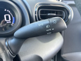 レバーには方向指示やライトに関する表示が記され、運転席から位置を確認しやすい形状です。手元で扱える配置のため、周囲の交通状況を見ながら必要な操作を行いやすくなっています。