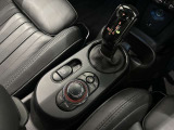 手元でスマートに操作。運転姿勢を崩さず、ディスプレイを快適にコントロールできます。