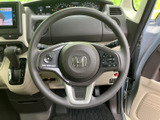 手元にスイッチ類がまとまり、運転姿勢を大きく変えずに操作しやすいレイアウトです。前方を意識しながら使える装備が備わり、日常の運転を便利にサポートします。