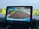 後方の様子を画面で確認しながら駐車でき、ガイド線が車庫入れの目安になります。周囲を目視で確認しつつ使えるため、狭い場所での駐車時にも心強い装備です。