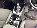 運転席からも助手席からも自由に使えるドリンクホルダー付。
