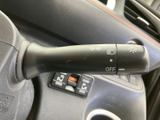 レバー上の表示が見やすく、運転席から必要な操作を確認しやすい設計です。手元にまとまっているため、走行中も視線の移動を抑えやすく、日常の運転を支えます。