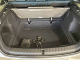 トランクボード下にもしっかりと荷物が積み込める便利な収納スペース。トランクを2段に使用でき、荷物の整理がしやすくなっております。