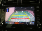 車両後方の映像を映すバックモニター。進路を確認しながら安全に車庫入れできます。