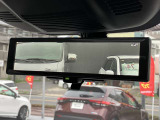 【インテリジェントルームミラー】車両後方のカメラ映像がミラー(液晶画面)に写るので、後席の人や荷物が写りこみません。夜間や悪天候でも視界が良好です♪