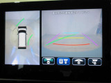 パノラミックビューモニター付きです。車両を上から見たような映像をディスプレイオーディオ画面に表示。運転席からの目視だけでは見にくい、車両周辺の状況をリアルタイムでしっかり確認できます。
