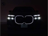 スタイリッシュに研ぎ澄まされたリアビュー。LEDライトがより引き締まったスタイルを実現。急ブレーキ時にはハザードランプ自動点灯し後続車への注意を促します。