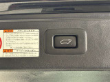 両手が荷物で塞がっている時にはコレ!パワーバックドアで開閉ラクラクです。バックドアに手が届かない時も、リモコンで開閉の操作が可能です。もちろん、荷物もたっぷり積めます。