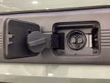 急速充電は車内のボタンを操作して開け、あとは充電コネクターを差すだけで充電開始。かんたんな充電操作と、フタの開け方を変えることで差し間違いを防げる安心感を両立しました。