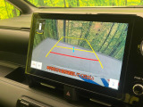 【バックカメラ】駐車時に後方がリアルタイム映像で確認できます。大型商業施設や立体駐車場での駐車時や、夜間のバック時に大活躍!運転スキルに関わらず、今や必須となった装備のひとつです!