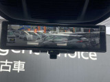 スマートルームミラーも付いています。後方ピラーや荷物、後席に同乗している方や曇りなど視界が遮られた場合でも後方カメラからの映像で安全確認をすることができます。
