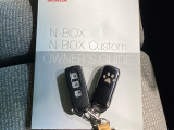 キーを持っているだけでドアハンドル横のボタンを押すとドアの施錠・開錠が行なえます。そのまま車内にキーがあればエンジンを掛けることも出来、とても便利です。