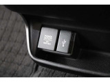 USBオーディオ用ソケットがついていますので携帯電話などを接続すれば音楽等の再生が可能です!シガーソケットもございます!