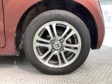 純正アルミホイールです。車にぴったりなデザインで、足元がおしゃれに♪また、スチールホイールに比べ軽いので、車の燃費も良くなりますよ!