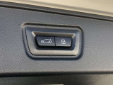 ボタン操作ひとつでトランクの開閉を可能とする電動トランクが付いております。