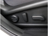 運転席と助手席は電動パワーシートが装備され、ドライバーの体系に合わせて細かいシートポジション設定が可能です!