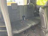 3列目にも複数名が座れるシートを備え、乗車人数に合わせて活用できます。窓から外を眺められる位置にあり、後席に座る方も落ち着いて移動時間を過ごしやすい空間です。