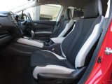 長時間の運転も疲れにくいフロントシート!体をしっかり支えてくれて運転がしやすい形状です!!