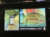 【パノラミックビューモニター】映像で、見づらい車両周辺の確認をアシスト。クルマを真上から見ているような映像を表示。 運転席から確認しにくい車両周囲の状況を把握。