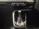 CVT車のセレクトレバーです。低速から高速まで変速ショックのないスムーズな走りと、エンジン効率のよい領域を維持して燃費にも貢献します。サイドブレーキはスイッチ操作の電子制御パーキングブレーキです。