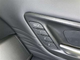 シートメモリー機能装備付きです。シートの位置をそれぞれ記憶しておく事ができるので、ご家族や、複数の方で車を乗られるオーナー様には、便利な機能です。